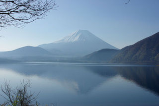 富士山と本栖湖.jpg